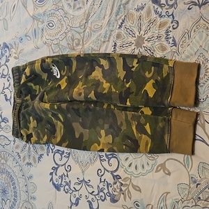 Boys Nike camo fleece sweatpants